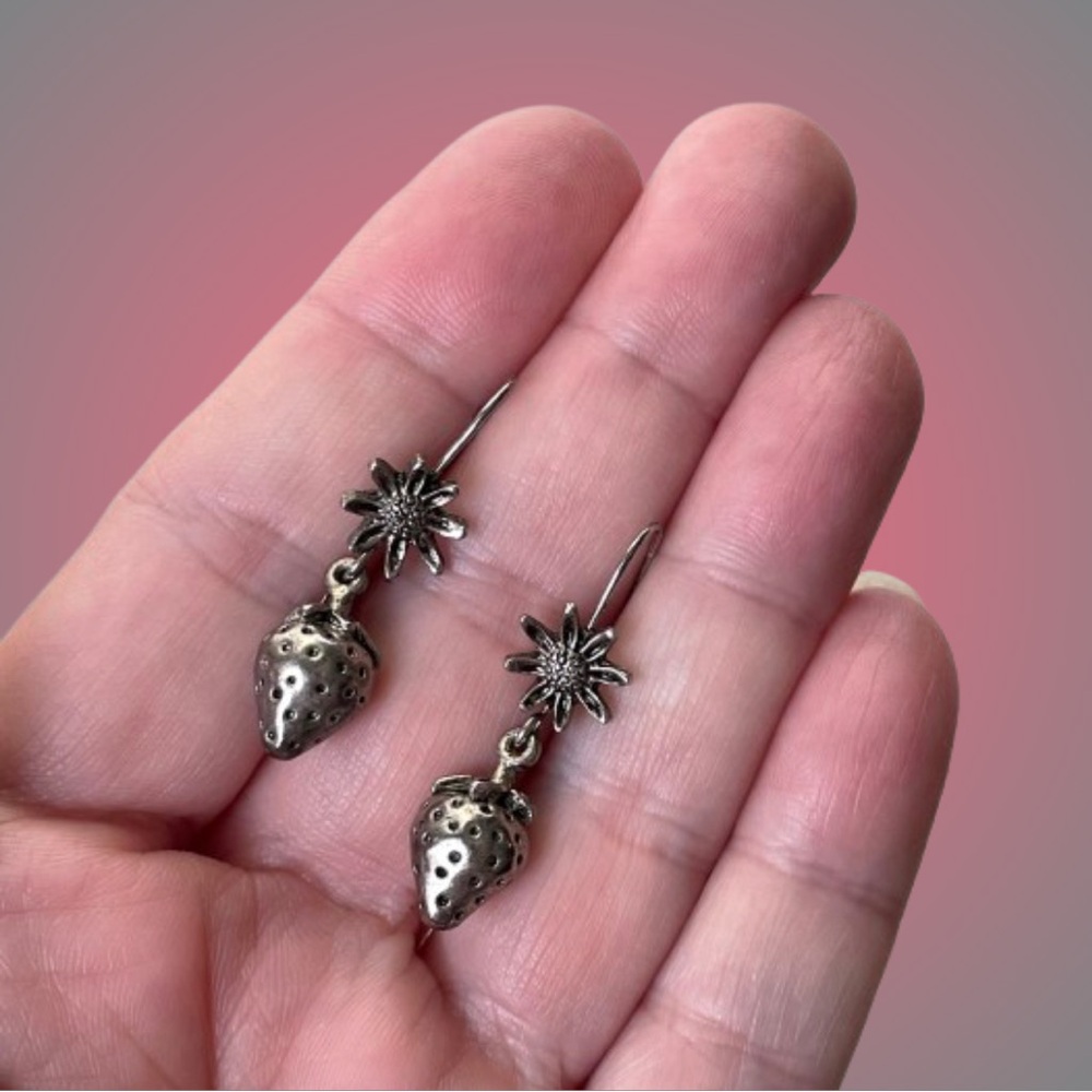 Vintage silvertone sunflower & strawberry dangle earrings